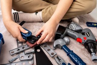 🧰 Máte doma malého kutila? Ten, co rád něco montuje, šroubuje a vždycky bere tátovi nebo dědovi nářadí? 🎁 Udělejte mu...